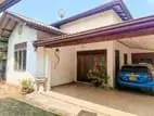 බස් පාරට ලගින් වටිනා නිවසක්