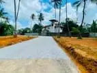 Yakkala නගරයෙන් නුවර පාරට 500mක් නුදුරින් වටිනා බිම් කොටස් කිහිපයක්